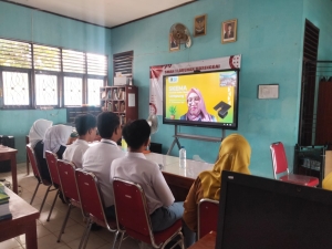 SMAN 1 Labuhan Maringgai menerima bantuan Smart TV dari pemerintah pusat (program Presiden Prabowo-Gibran).